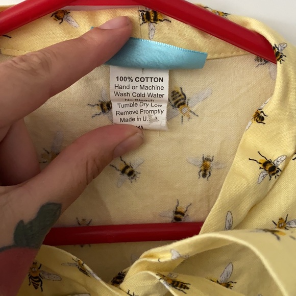 Adorable fitted sleeveless cotton bee bow top - Picture 3 of 4